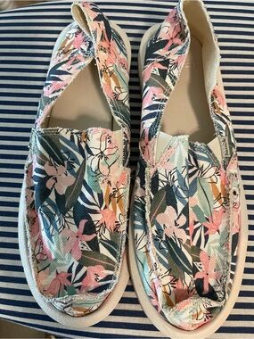 Sanuk tropical canvas shoes sz.9